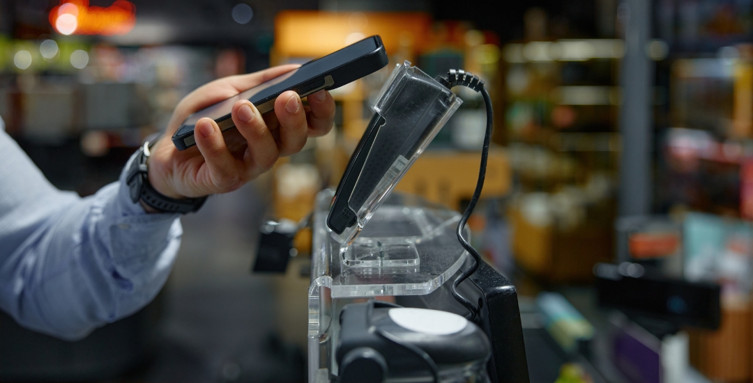 Item level RFID retail India 2026 showing smart retail store with tagged products and automated inventory tracking