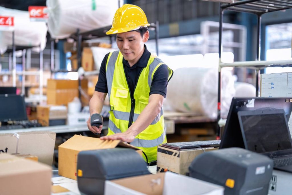Real-time logistics visibility India with RFID scanning at customs checkpoint and port terminal