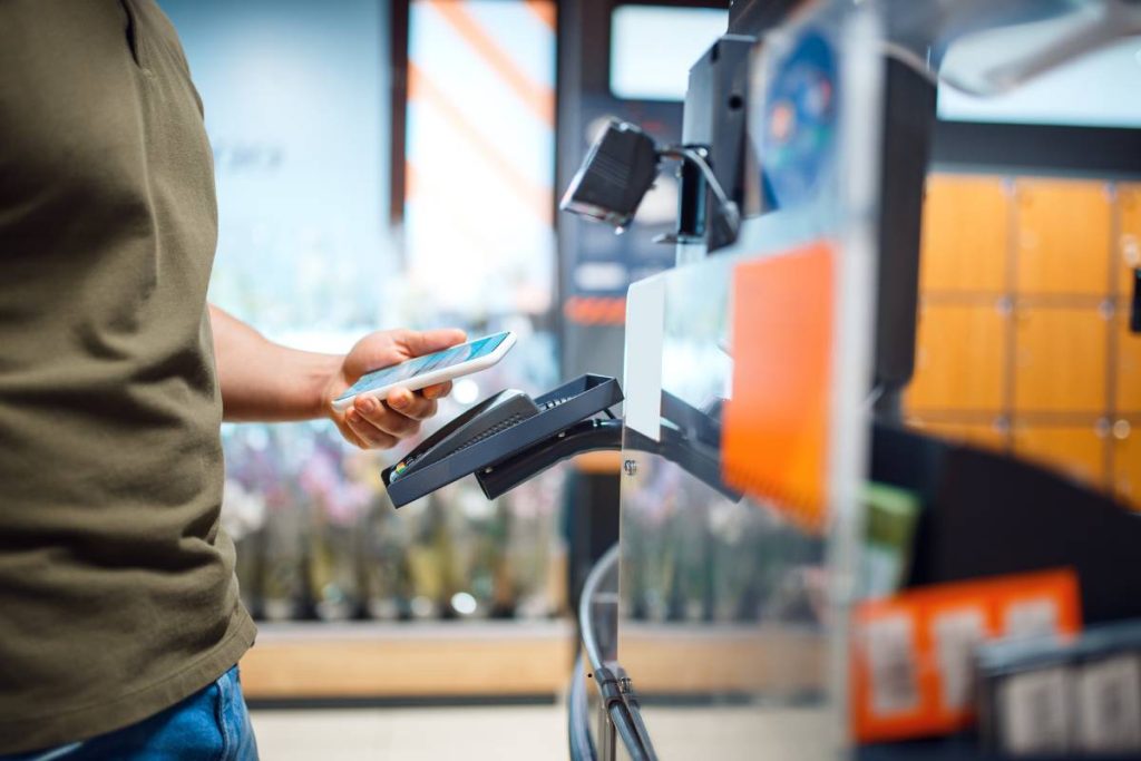 Smart checkout systems India with RFID-enabled self-checkout kiosks and contactless payment